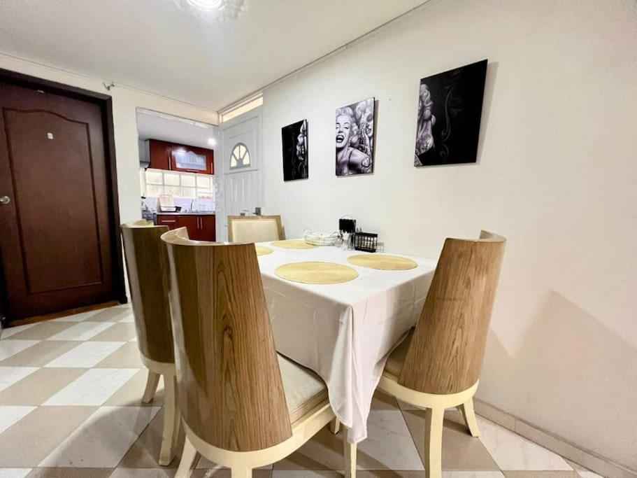 uma sala de jantar com uma mesa e duas cadeiras em Hermoso apartamento acogedor-cocina wi-fi 500MB em Bogotá
