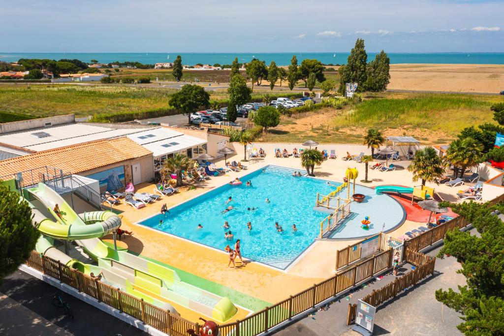 an overhead view of a swimming pool at a resort at Camping Les Peupliers in La Flotte