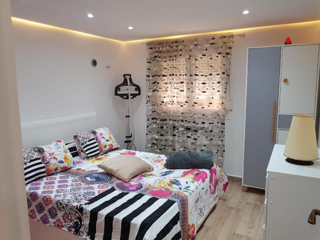 1 dormitorio con 1 cama en una habitación con pared en Bienvenue chez soi en Le Redoute
