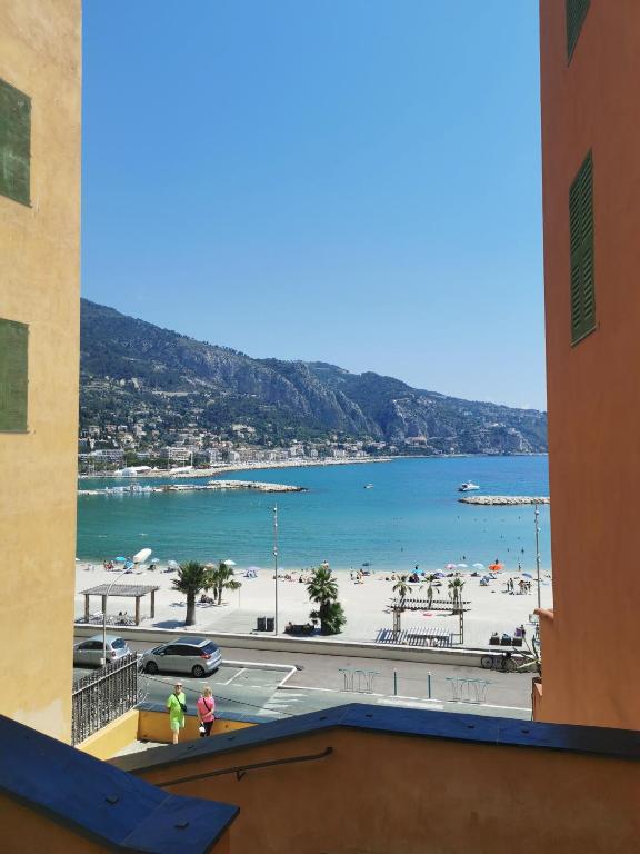 - une vue sur la plage depuis un bâtiment dans l'établissement Casa Menton, à Menton
