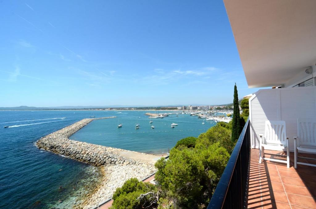 レスタルティットにあるApartamento Blau Mar Cap de la Barraの建物のバルコニーから海の景色を望めます。