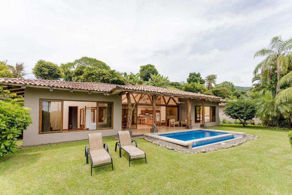 una imagen de una casa con piscina en Two Bedroom Villa - Tamarindo, en Islita