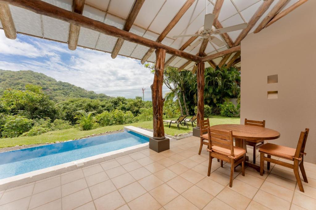 une image d'une villa avec une table et des chaises dans l'établissement Two Bedroom Villa - Higueron, à Islita