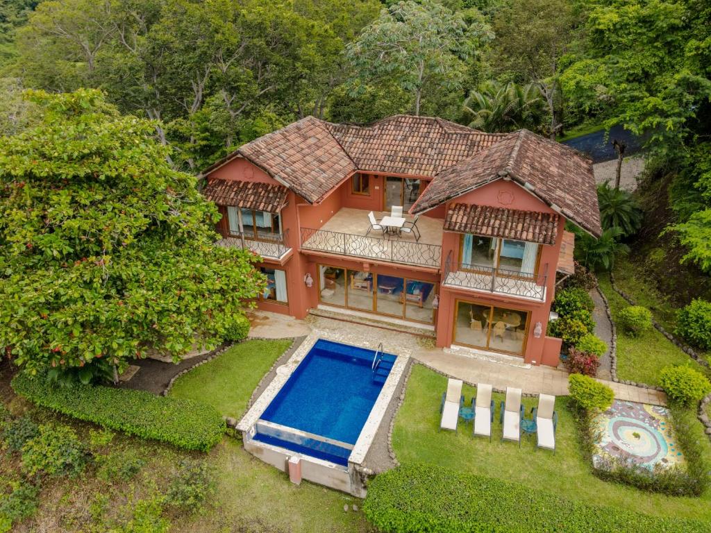 una vista aérea de una casa con piscina en Three Bedroom Villa - Bouganvilla, en Islita