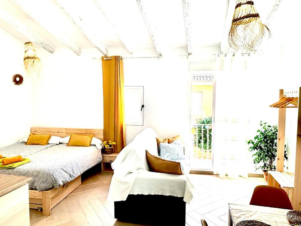 1 dormitorio con 1 cama y 1 silla en Loft C El Ramellet, en Alginet