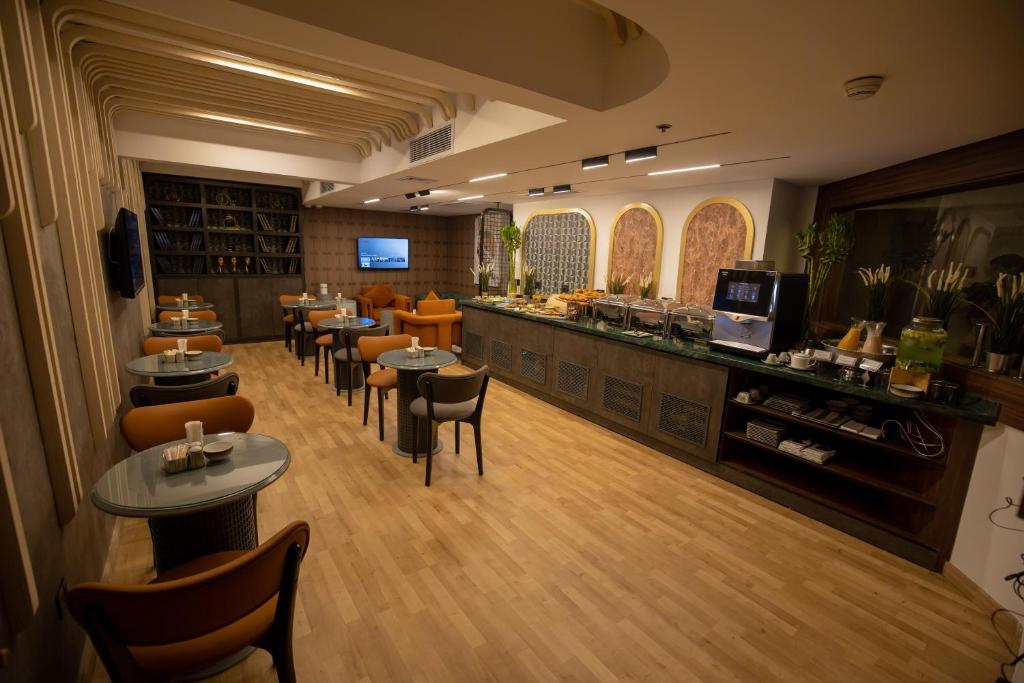 TV a/nebo společenská místnost v ubytování Le Passage Cairo Hotel & Casino
