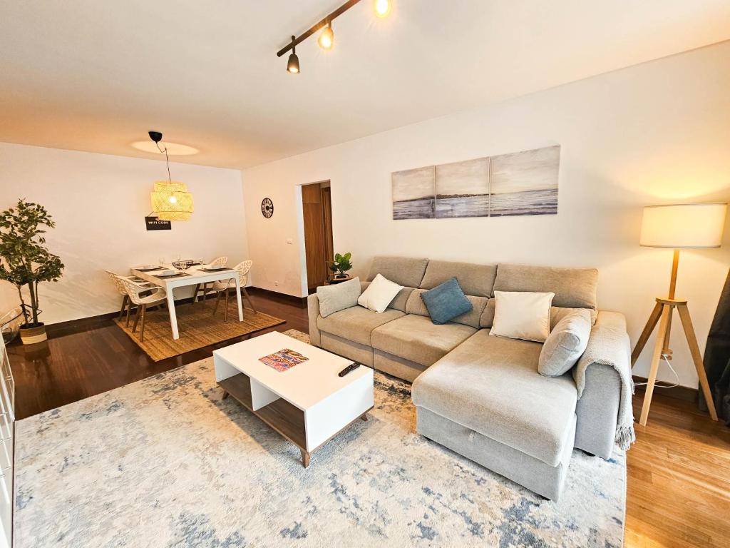 ein Wohnzimmer mit Couch und Tisch in der Unterkunft Machico Oasis - Mountainview in Machico