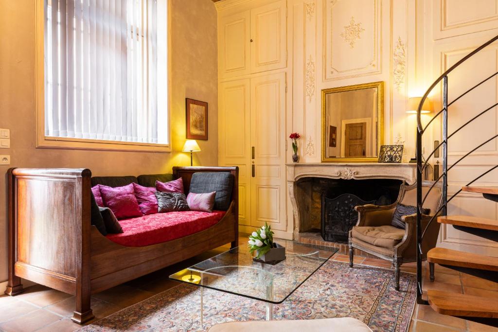 un salon avec un canapé et une cheminée dans l'établissement DIFY Tour Rose, à Lyon