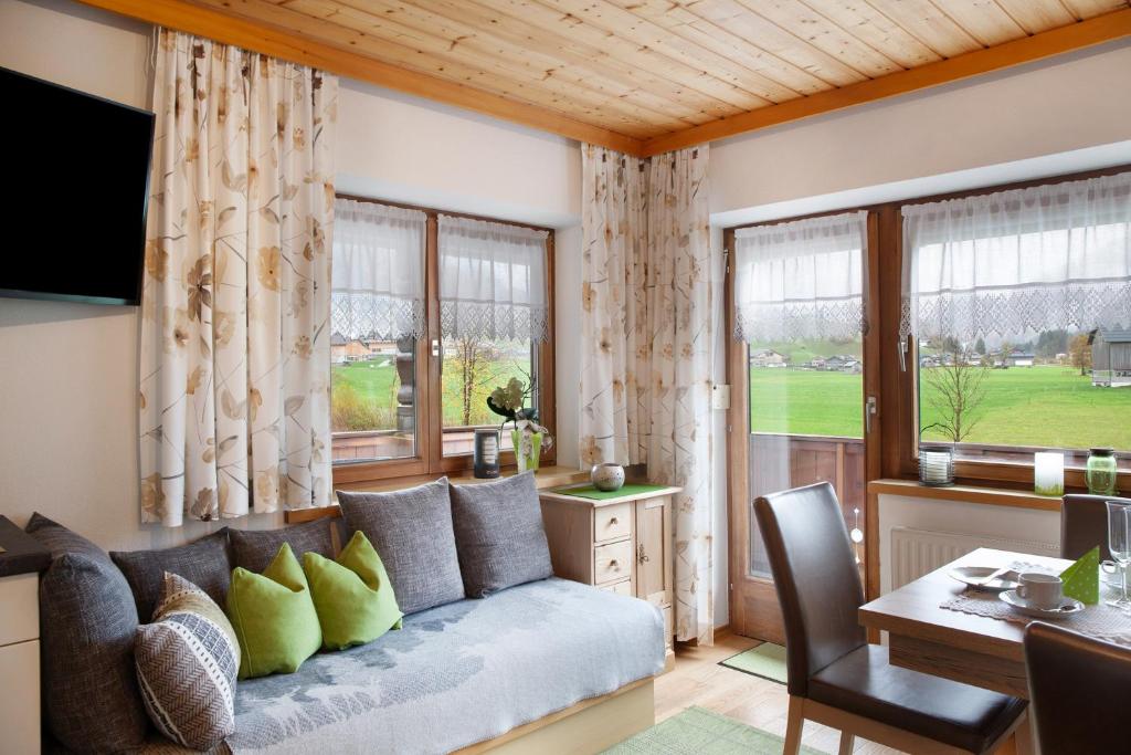 uma sala de estar com um sofá e uma mesa em Haus Bergfrieden em Au im Bregenzerwald