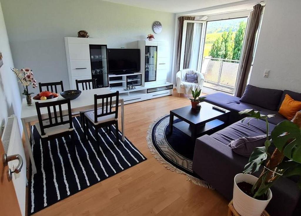 uma sala de estar com um sofá e uma mesa em Haus Castellblick em Ballrechten