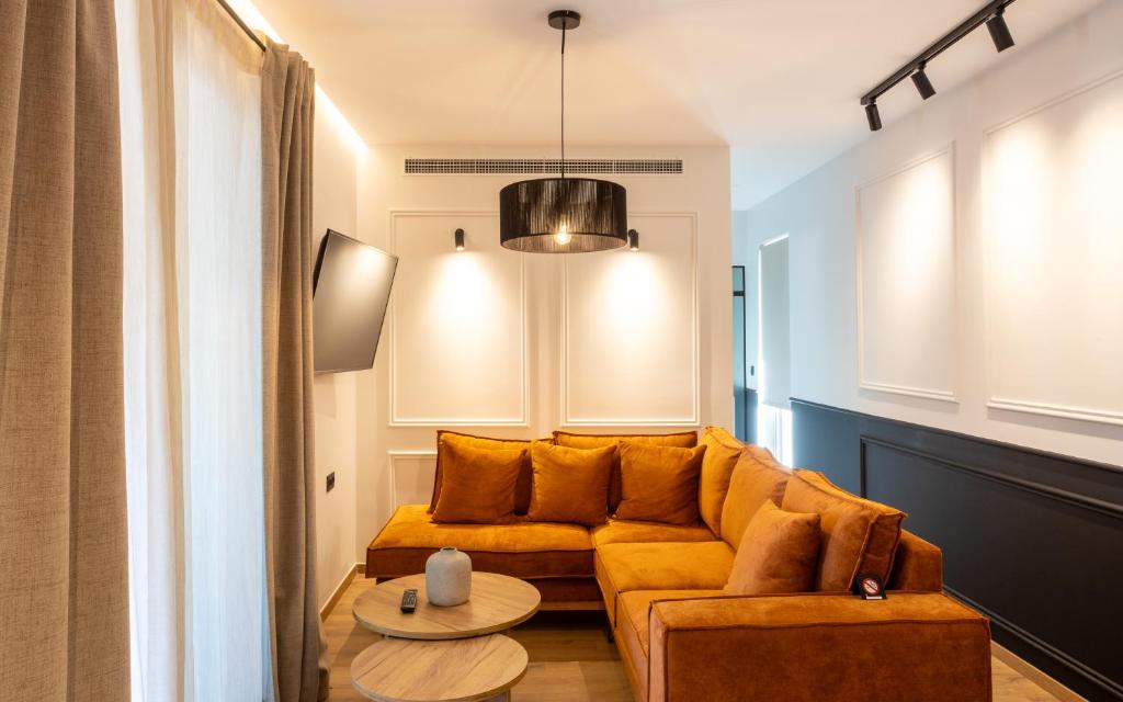 Nostos - Luxury Apartment in Agrinio في أغرينيو: غرفة معيشة مع أريكة وطاولة