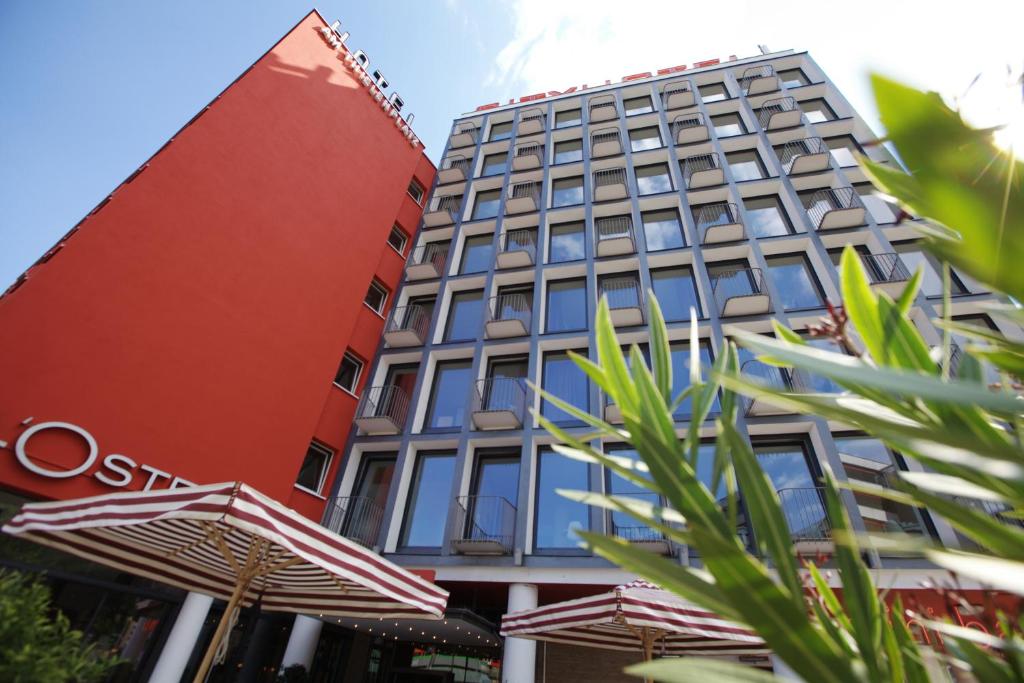 a tall building with umbrellas in front of it at Smartcity Designhotel in Hannover