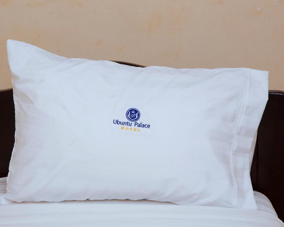 Postel nebo postele na pokoji v ubytování Ubuntu Palace Hotel Kampala