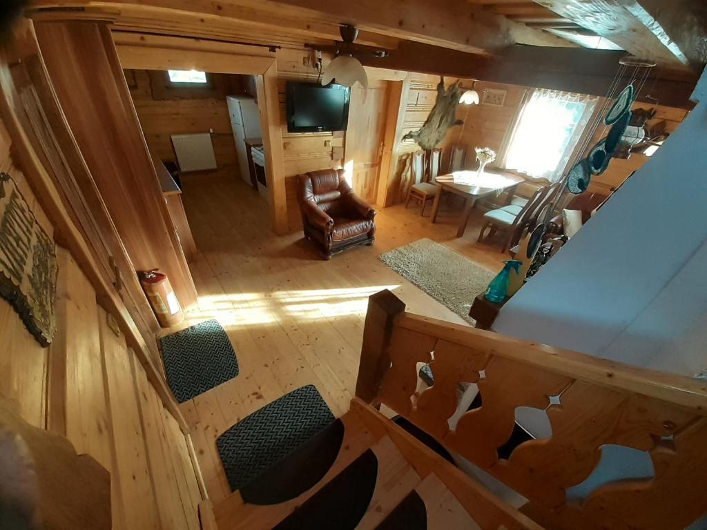Televízia a/alebo spoločenská miestnosť v ubytovaní Drevenica Deni