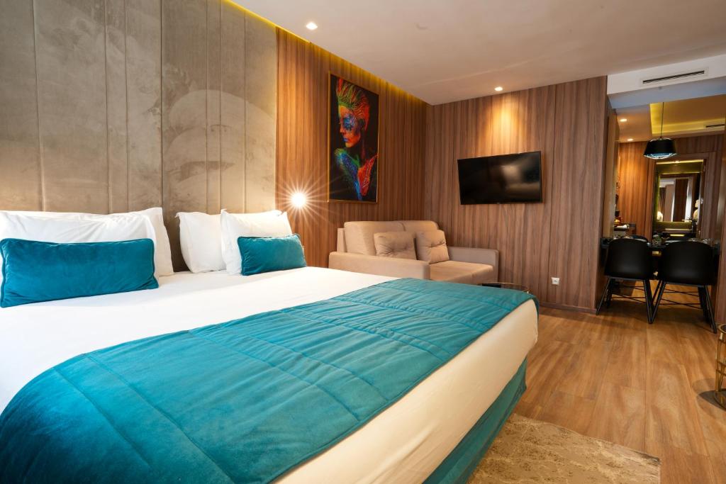 Postel nebo postele na pokoji v ubytování First Suites Hôtel