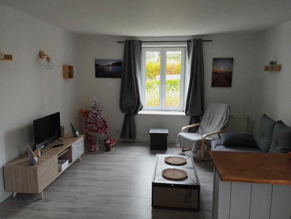 sala de estar con sofá y TV en appt F3 - La Bresse/Cornimont, en Cornimont