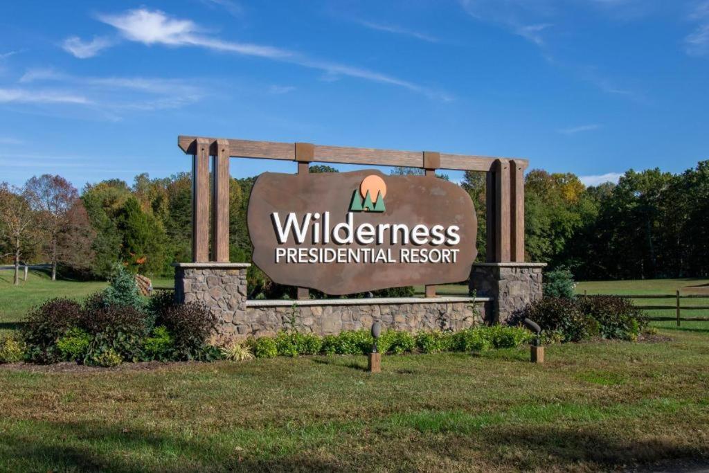 Znak dla szpitala prezbiteriańskiego w dziczy w obiekcie Wilderness Presidential Resort w mieście Spotsylvania