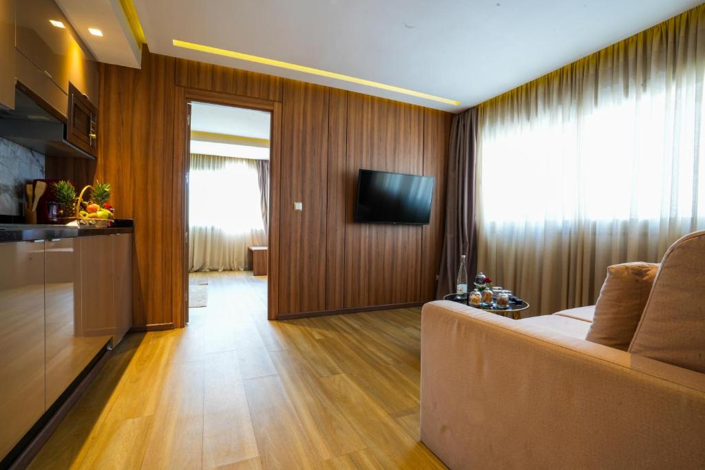 TV a/nebo společenská místnost v ubytování First Suites Hôtel