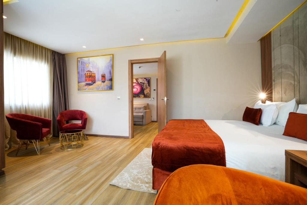 Postel nebo postele na pokoji v ubytování First Suites Hôtel