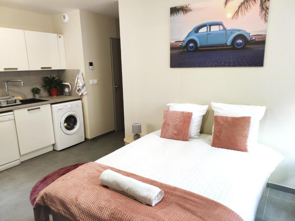 - une chambre avec un lit avec une voiture bleue sur le mur dans l'établissement Le LUX 11, à Thionville