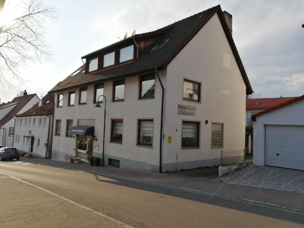 a white building on the side of a street at Appartment Hotel Garni Elisabeth in Göppingen