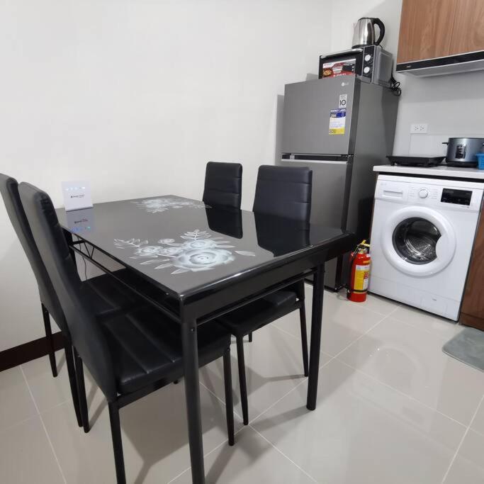 Cucina o angolo cottura di Affordable Condo w/ Wi-Fi, Pool & Shower Heater