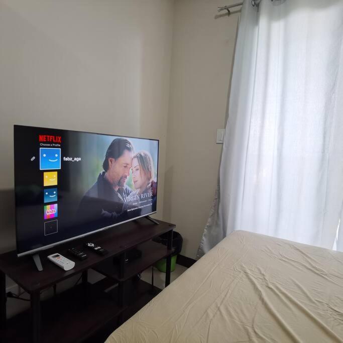 TV o dispositivi per l'intrattenimento presso Affordable Condo w/ Wi-Fi, Pool & Shower Heater