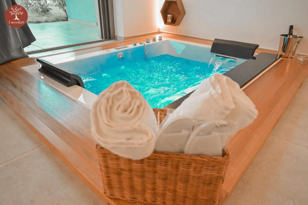 bañera de hidromasaje con helado en la habitación en I SECOLARI en Sannicandro di Bari