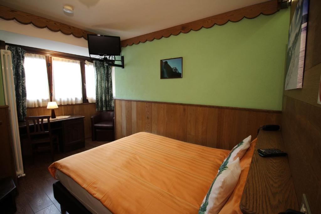 Llit o llits en una habitació de Hotel Meynet