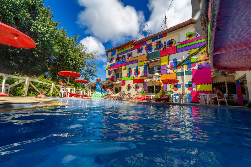 una piscina frente a un edificio en Pousada das Galinhas, en Porto de Galinhas