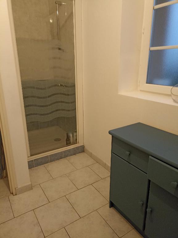 Een badkamer bij chambre chez l&#39;habitant proche circuit 24 h