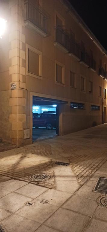 uma garagem com um carro dentro à noite em Rincón Extremeño em Plasencia