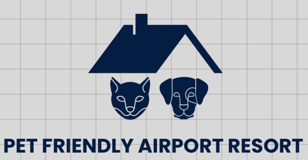 un logo pour un complexe aéroportuaire acceptant les animaux domestiques dans l'établissement I love you 777 ไอเลิฟยู หัวสนามบิน Pet Friendly Airport Resort, à Ubon Ratchathani