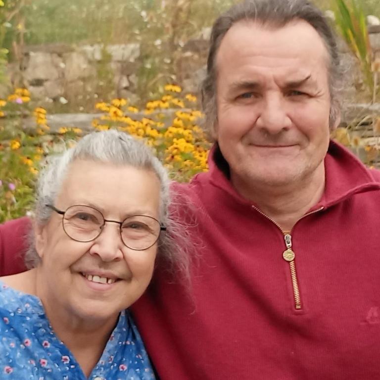 Un homme plus âgé et une femme posant une photo dans l'établissement les 3 mesanges, à Florac Trois Riviere