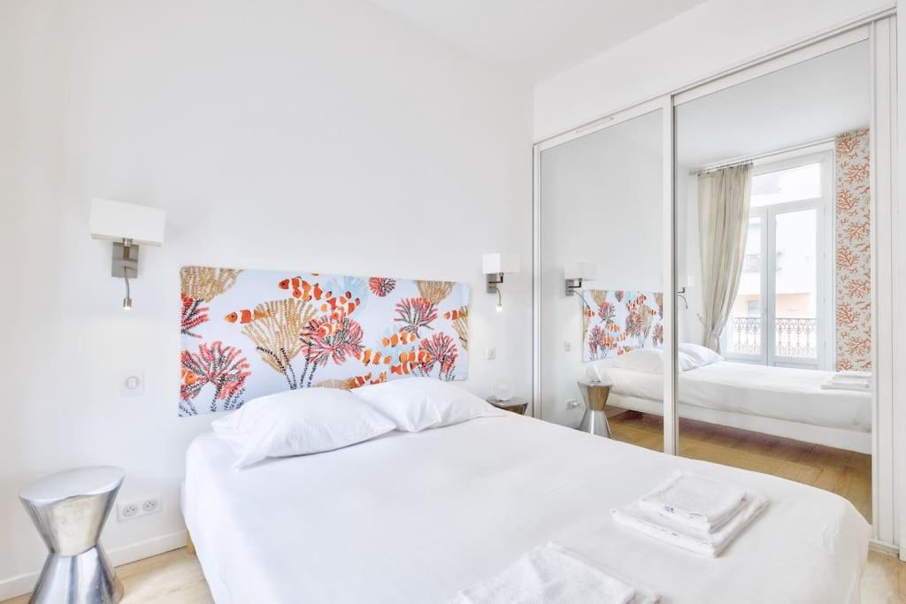 Un pat sau paturi într-o cameră la Magnifique T2 dans l'hyper centre - rue d'Antibes