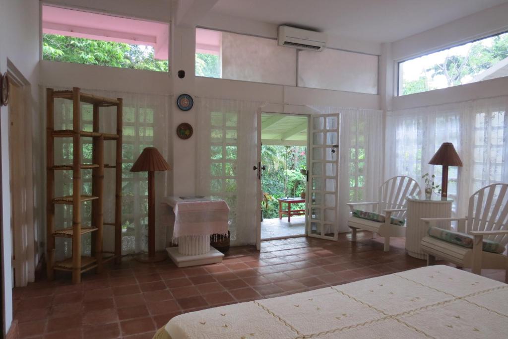 Apartamento Karibu في مانويل أنطونيو: غرفة نوم بسرير وطاولة وكراسي