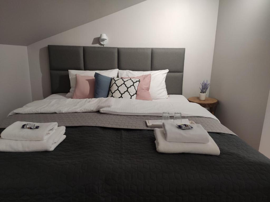 מיטה או מיטות בחדר ב-Apartamenty Wiejska 126