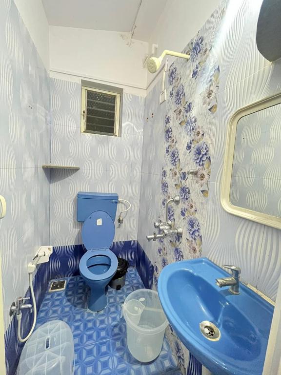 Un baño de HAKUNA MATATA - Budget Stay at Arambol Beach, Goa