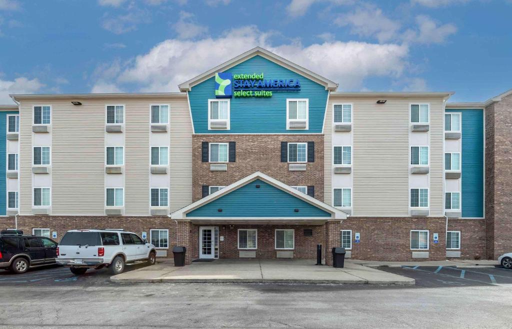 een weergave van een hotel met een parkeerplaats bij Extended Stay America Select Suites - Indianapolis - West in Avon