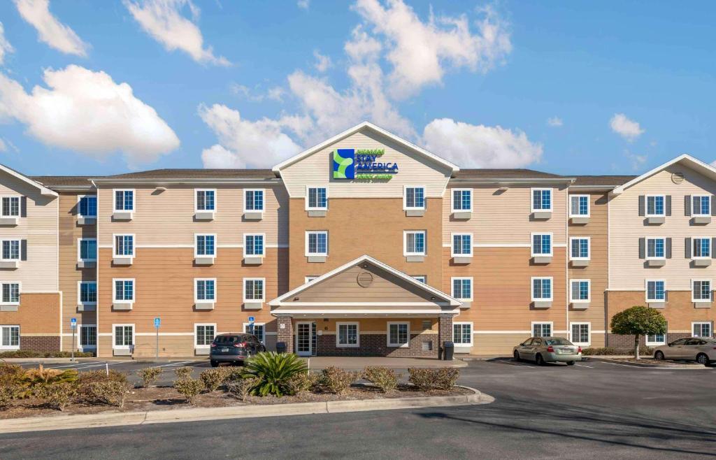 an image of a hotel with a parking lot at Extended Stay America Select Suites - Jacksonville - North in Jacksonville