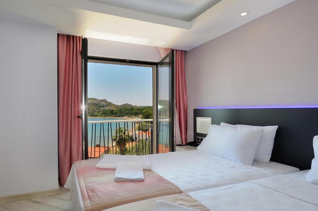 Postel nebo postele na pokoji v ubytování Datca Sapphire Hotel