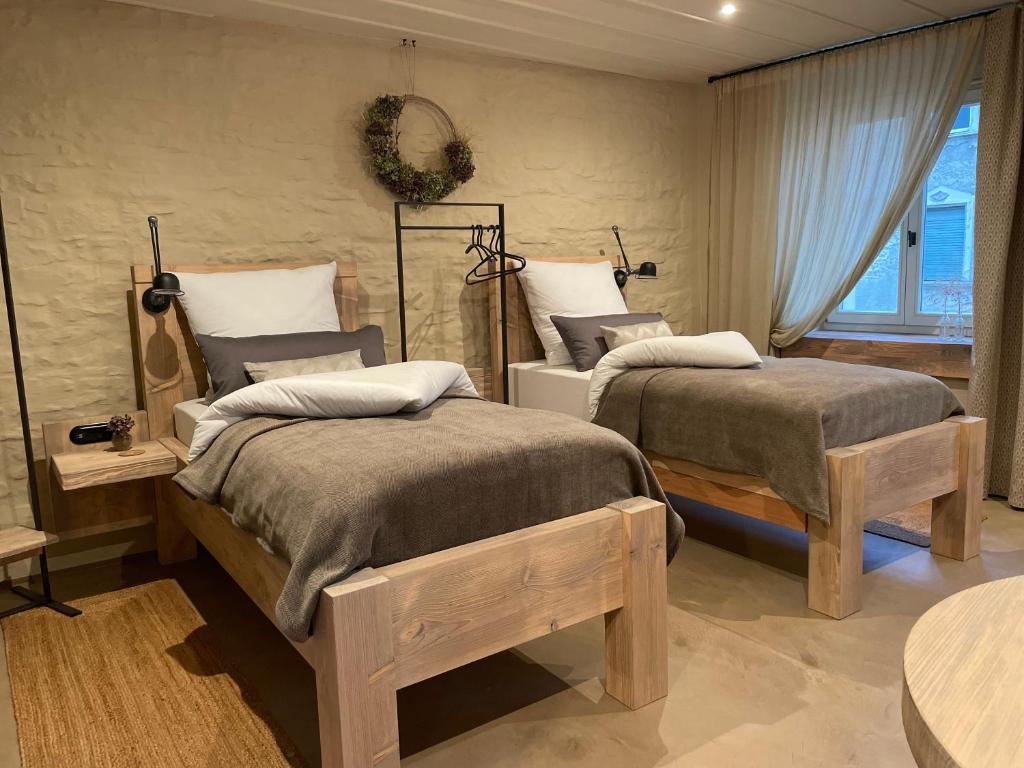 sypialnia z 2 łóżkami i stołem w obiekcie Lark One w mieście Schleibnitz