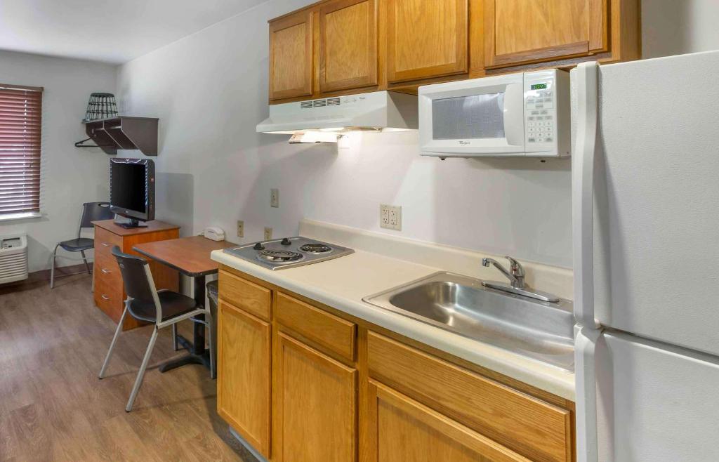 Kuchyň nebo kuchyňský kout v ubytování Extended Stay America Select Suites - Ogden