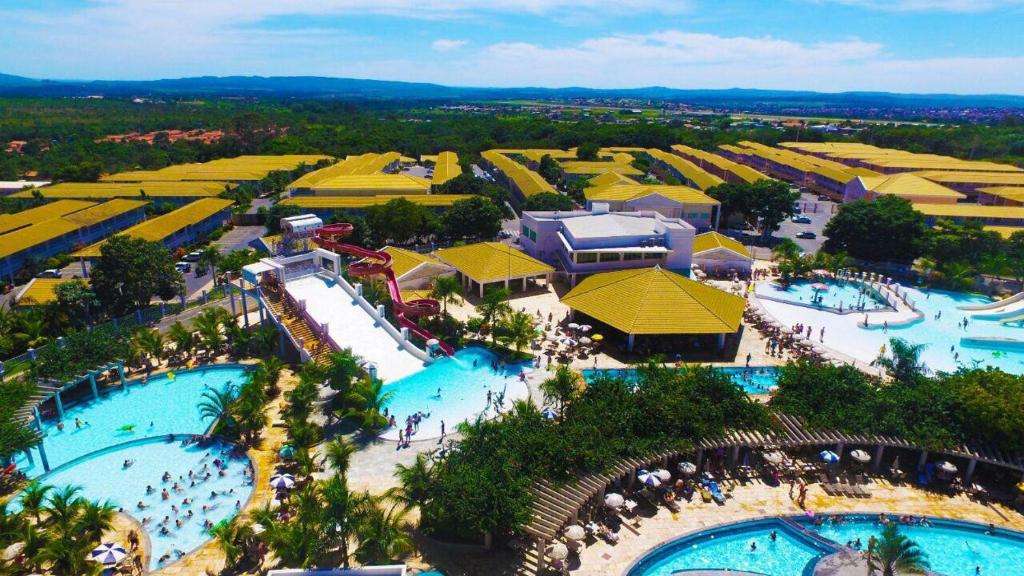 uma vista aérea de um resort com duas piscinas em Lacqua DiRoma Park e Acomodação em Caldas Novas
