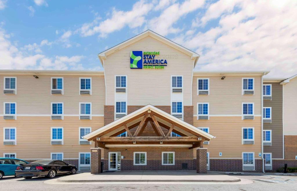 a large hotel with a sign on the front of it at Extended Stay America Select Suites - Oklahoma City - West in Oklahoma City