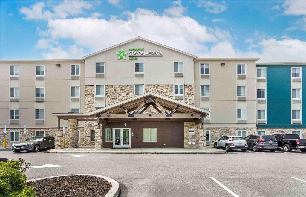 a front view of a hotel with cars parked in a parking lot at Extended Stay America Suites - Philadelphia - Plymouth Meeting - West in Plymouth Meeting