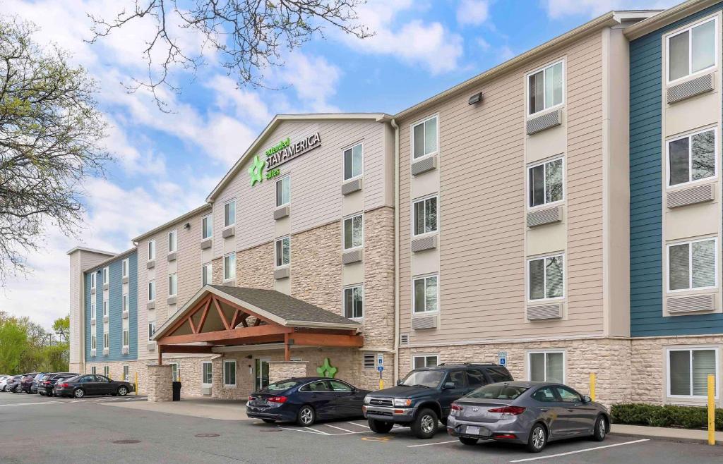 ein Hotelgebäude mit auf einem Parkplatz geparkt in der Unterkunft Extended Stay America Suites - Providence in Providence