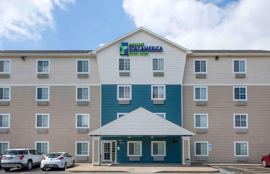 ein großes Hotel mit davor geparkt in der Unterkunft Extended Stay America Select Suites - Springfield - South - Battlefield in Springfield