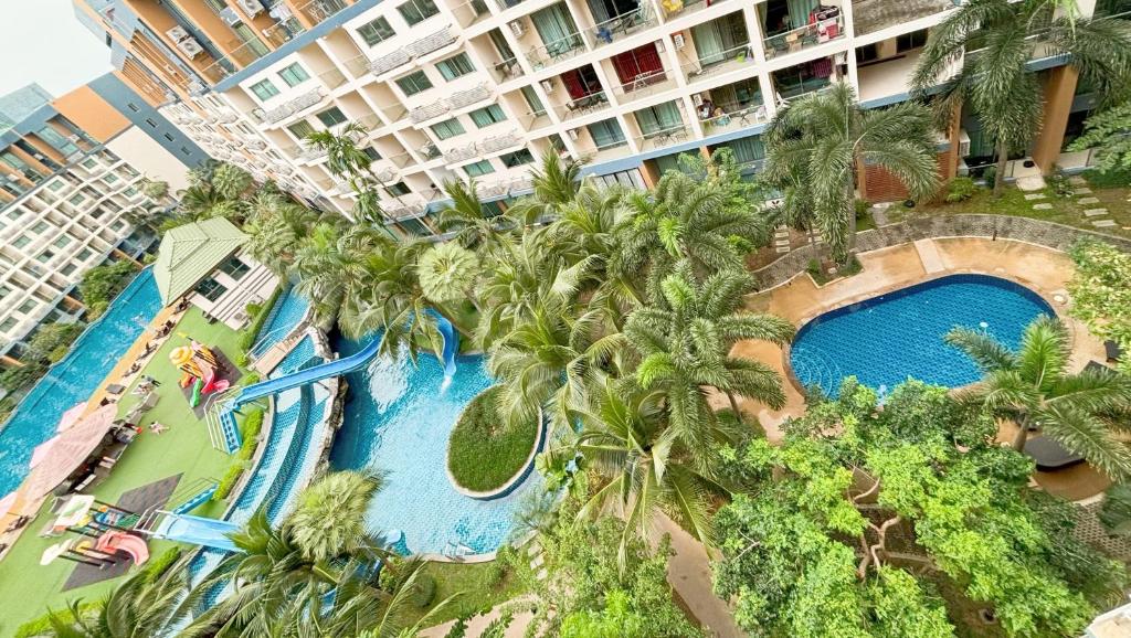 ジョムティエンビーチにあるLaguna beach 2のヤシの木が茂るリゾートのプールの航空写真