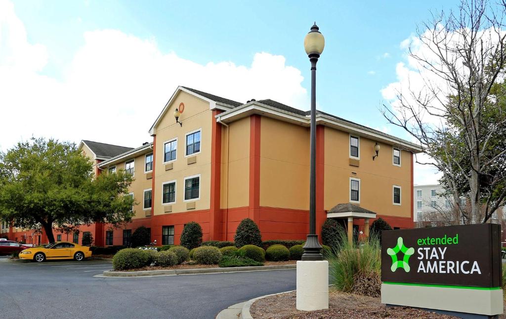 um hotel com uma placa em frente a um edifício em Extended Stay America Suites - Charleston - Mt Pleasant em Charleston